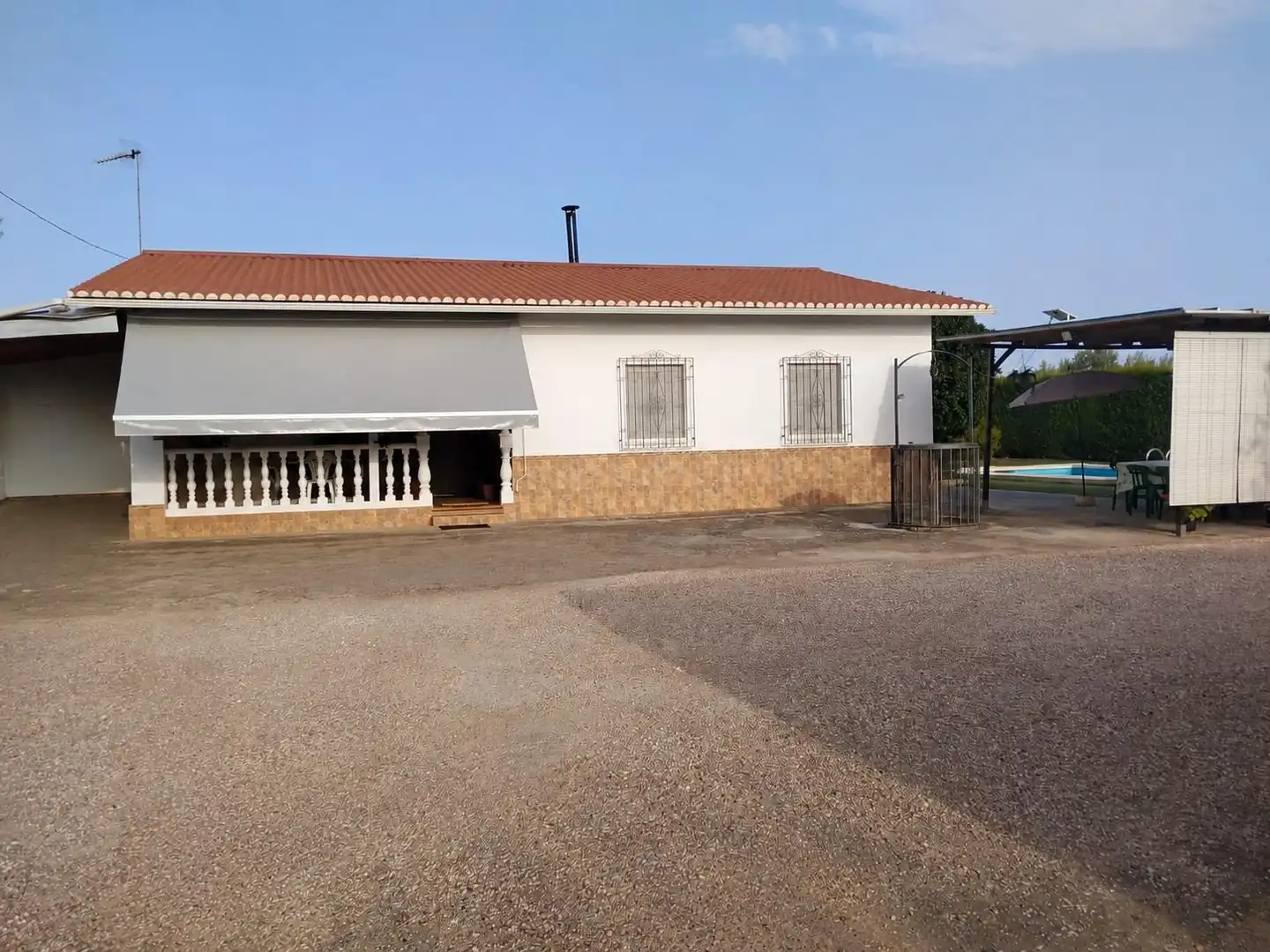 Vista exterior de Finca rústica en venda en La Carlota amb Piscina