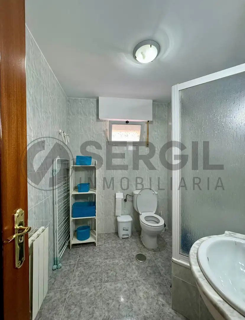 Baño de Piso en venta en La Lastrilla  con Calefacción y Amueblado