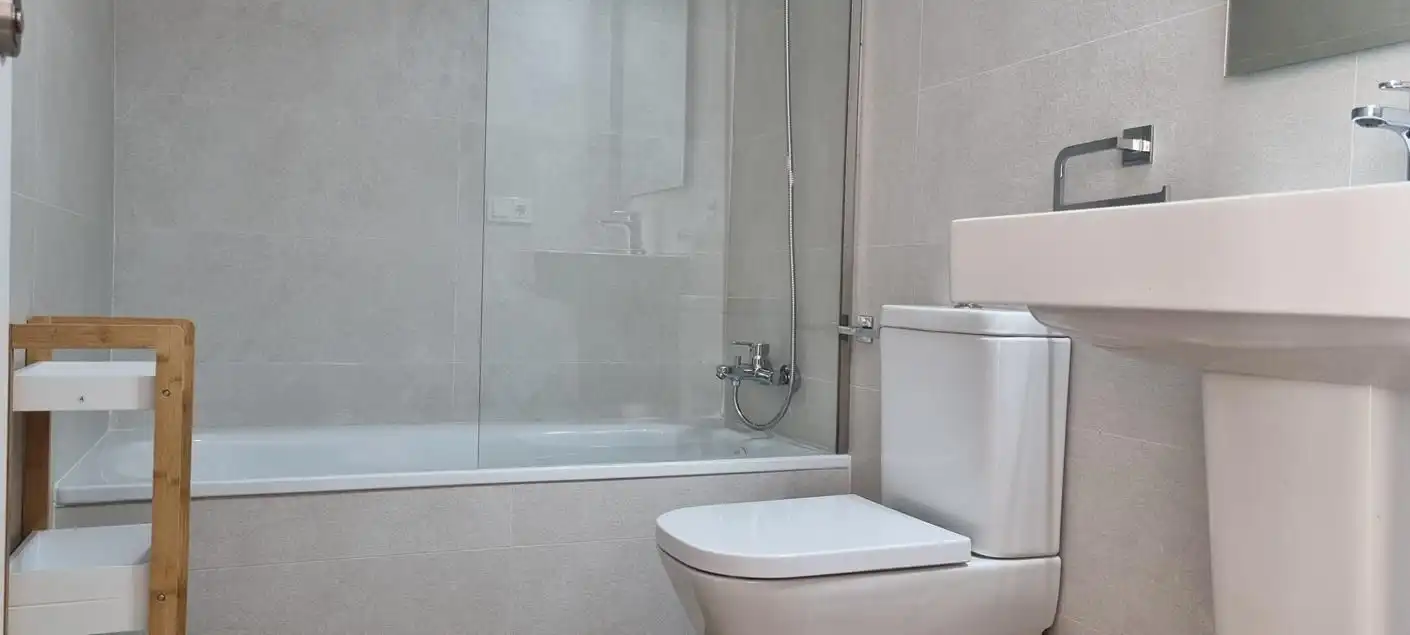 Bany de Apartament de lloguer en Torrox amb Aire condicionat, Calefacció i Jardí privat