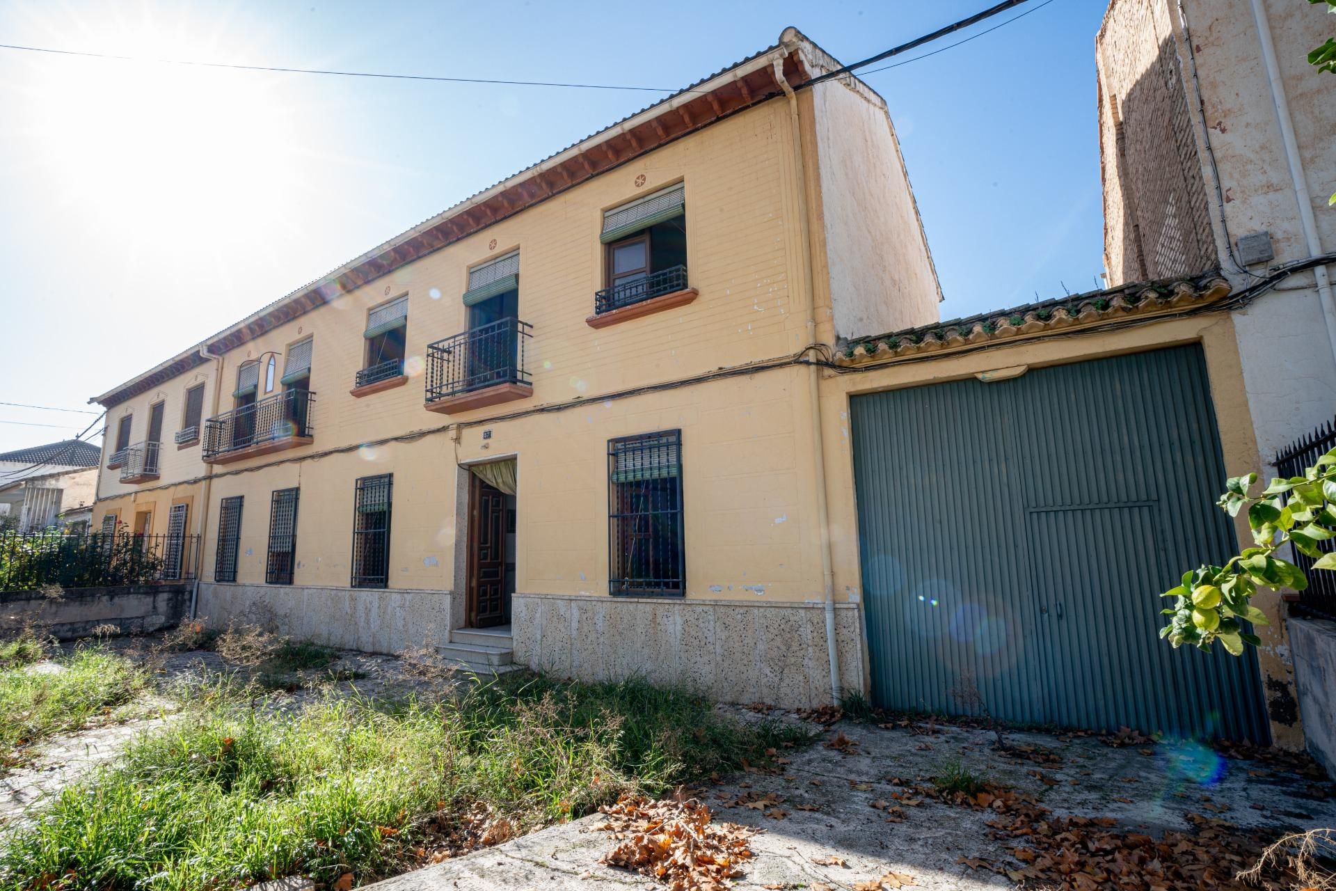 Vista exterior de Finca rústica en venda en Fuente Vaqueros amb Calefacció, Terrassa i Balcó