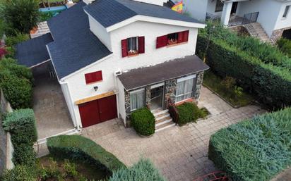 Vista exterior de Casa o xalet en venda en Cabanillas de la Sierra amb Calefacció, Jardí privat i Terrassa