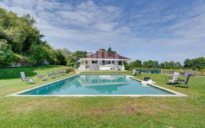 Piscina de Casa o xalet en venda en Hondarribia amb Calefacció, Jardí privat i Terrassa