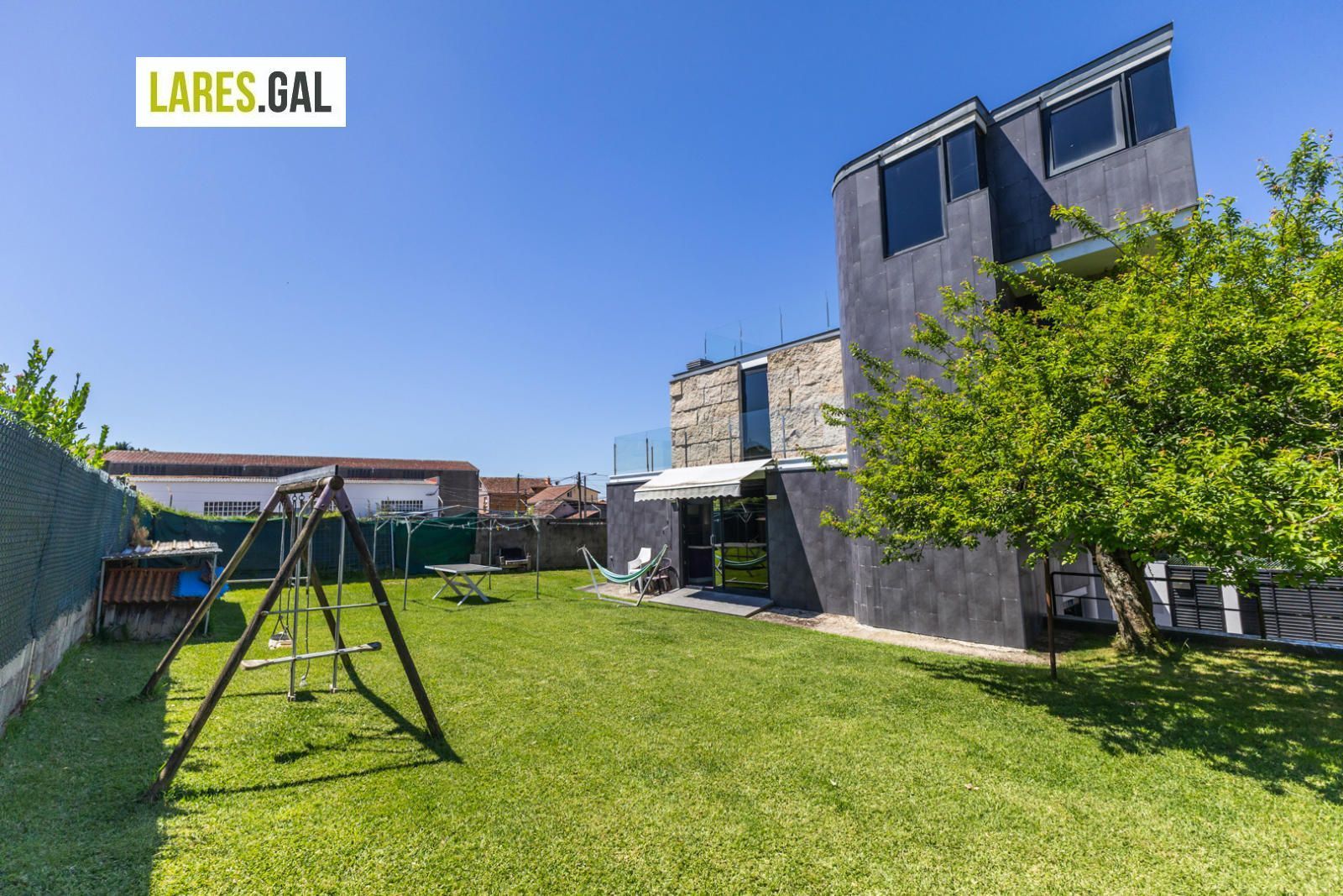 Jardí de Casa o xalet en venda en Cangas  amb Calefacció, Terrassa i Traster