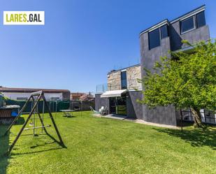 Jardí de Casa o xalet en venda en Cangas  amb Calefacció, Terrassa i Traster