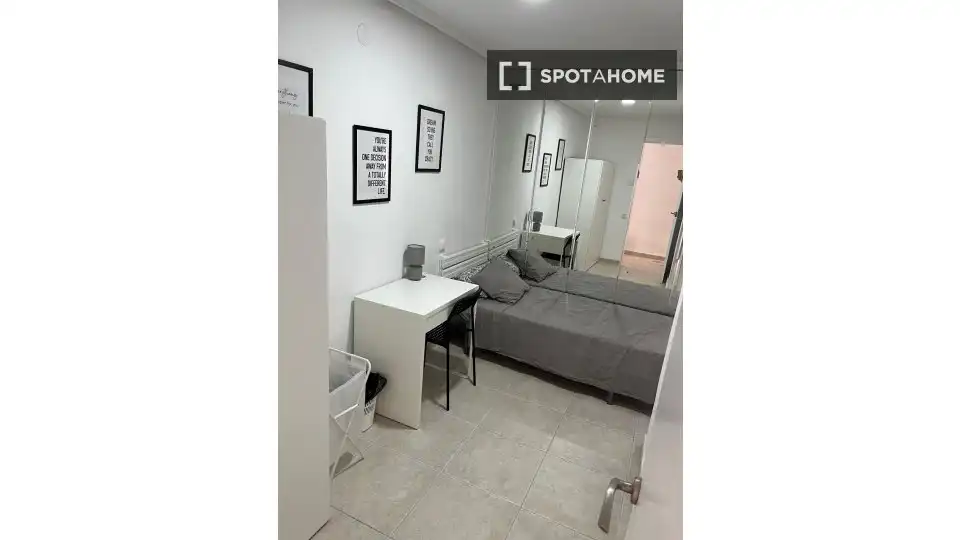 Habitación de Piso de alquiler en Valencia con Aire acondicionado, Calefacción y Amueblado