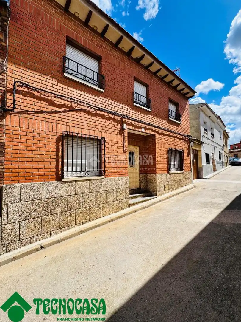 Vista exterior de Casa adosada en venda en Los Navalmorales