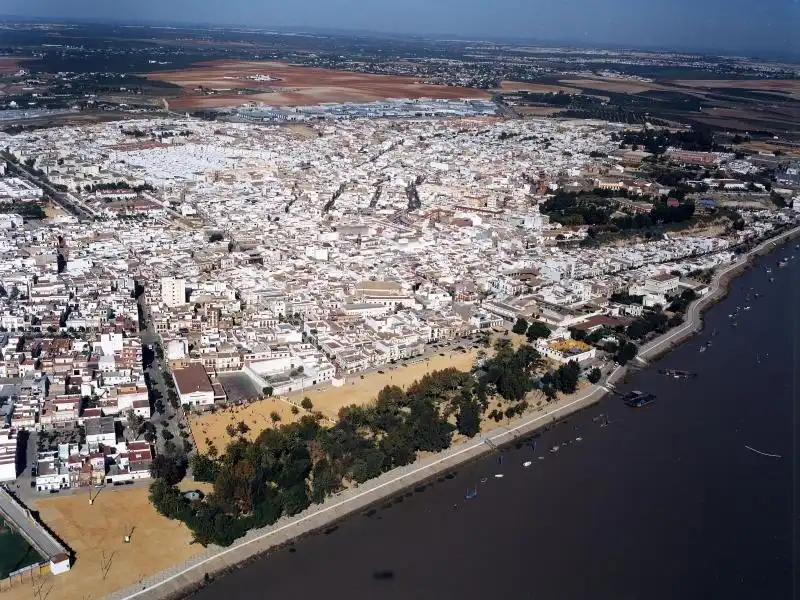 Vista exterior de Casa adosada en venda en Coria del Río amb Aire condicionat i Terrassa