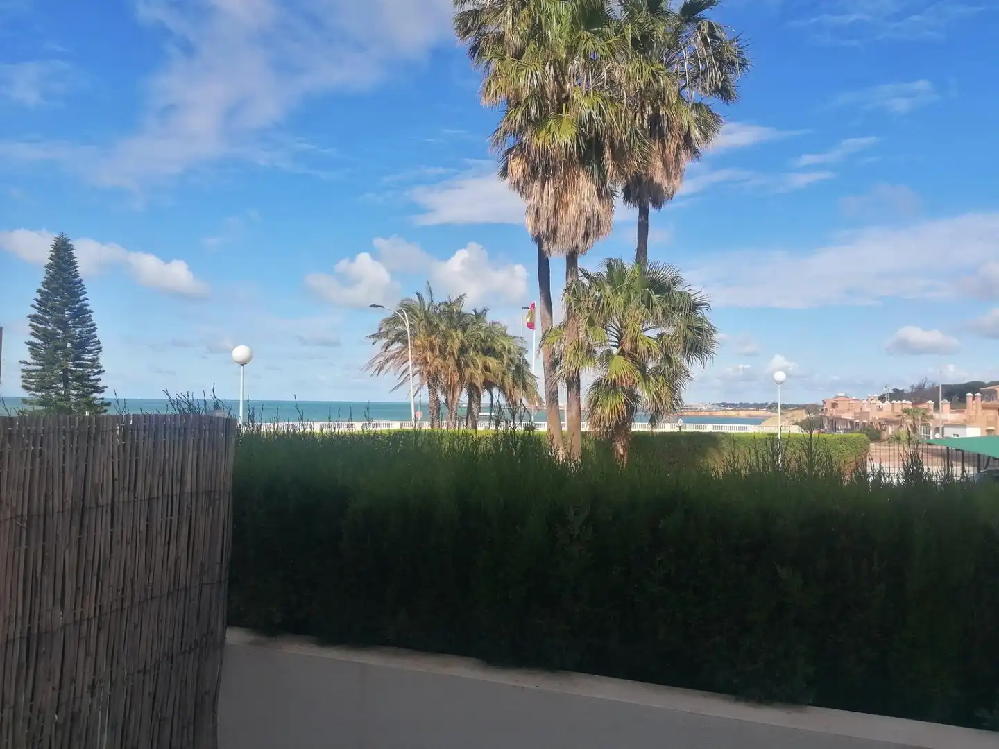 Außenansicht von Wohnung zur Miete in El Puerto de Santa María mit Klimaanlage, Heizung und Privatgarten