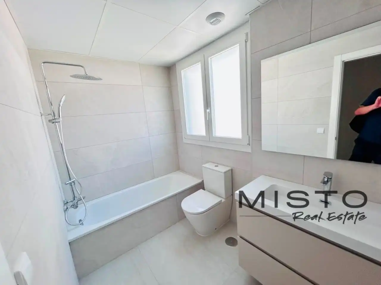 Bathroom of Flat for rent in Nueva Andalucía
