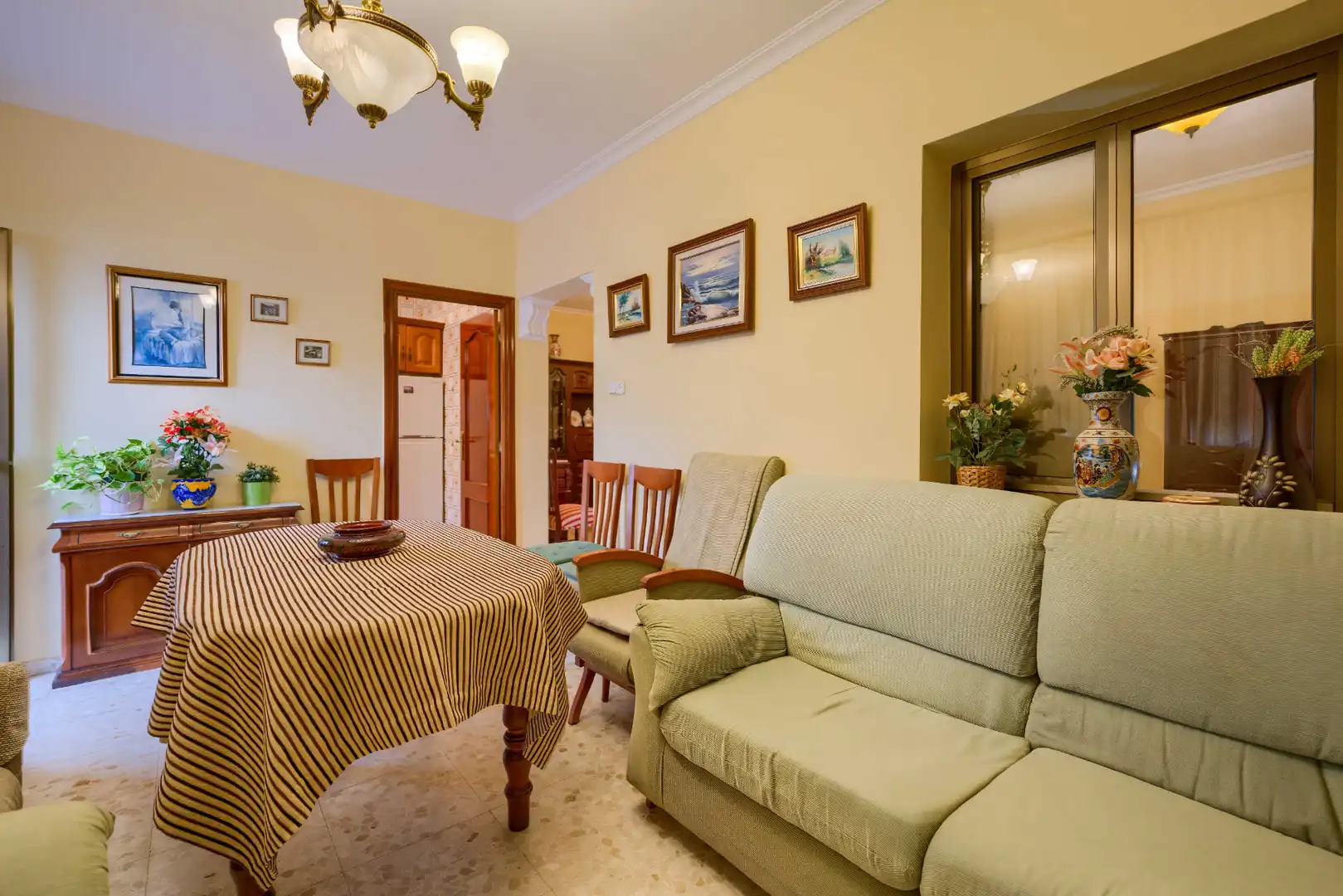 Sala de estar de Casa adosada en venta en Mairena del Aljarafe con Aire acondicionado, Calefacción y Jardín privado