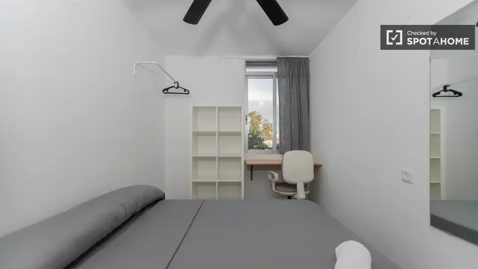 Habitación de Piso de alquiler en Valencia con Aire acondicionado, Calefacción y Amueblado