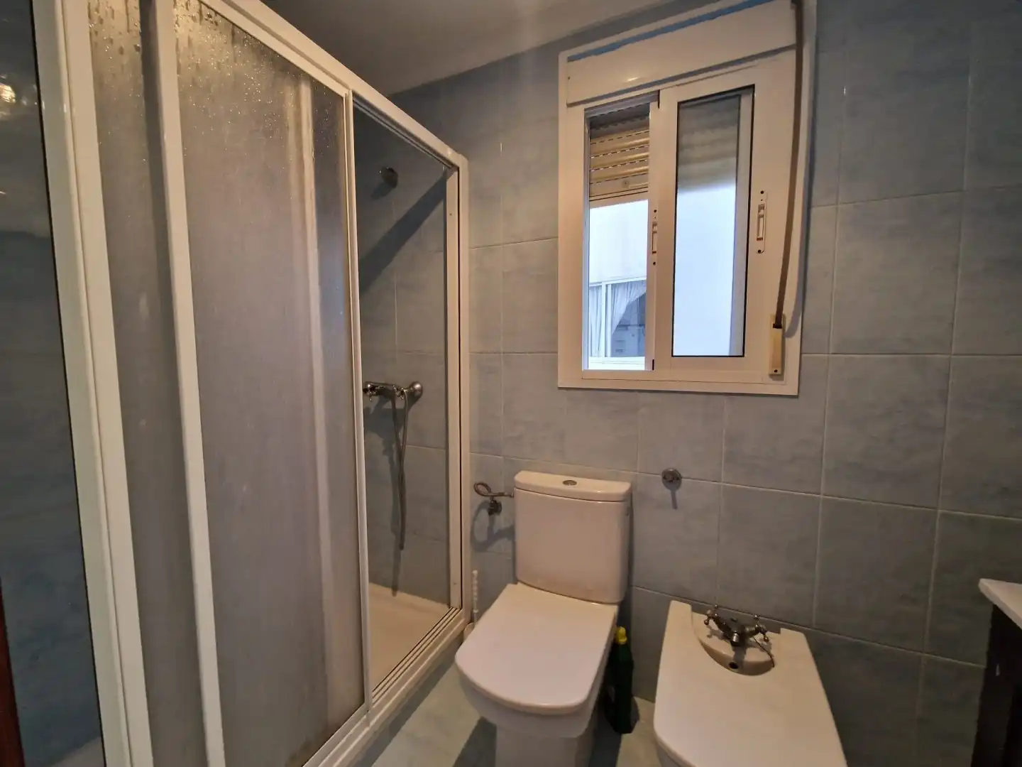 Baño de Piso en venta en Lora del Río con Aire acondicionado y Calefacción