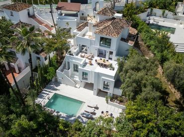 Casa bifamiliare con balcone in vendita a Nueva Andalucía