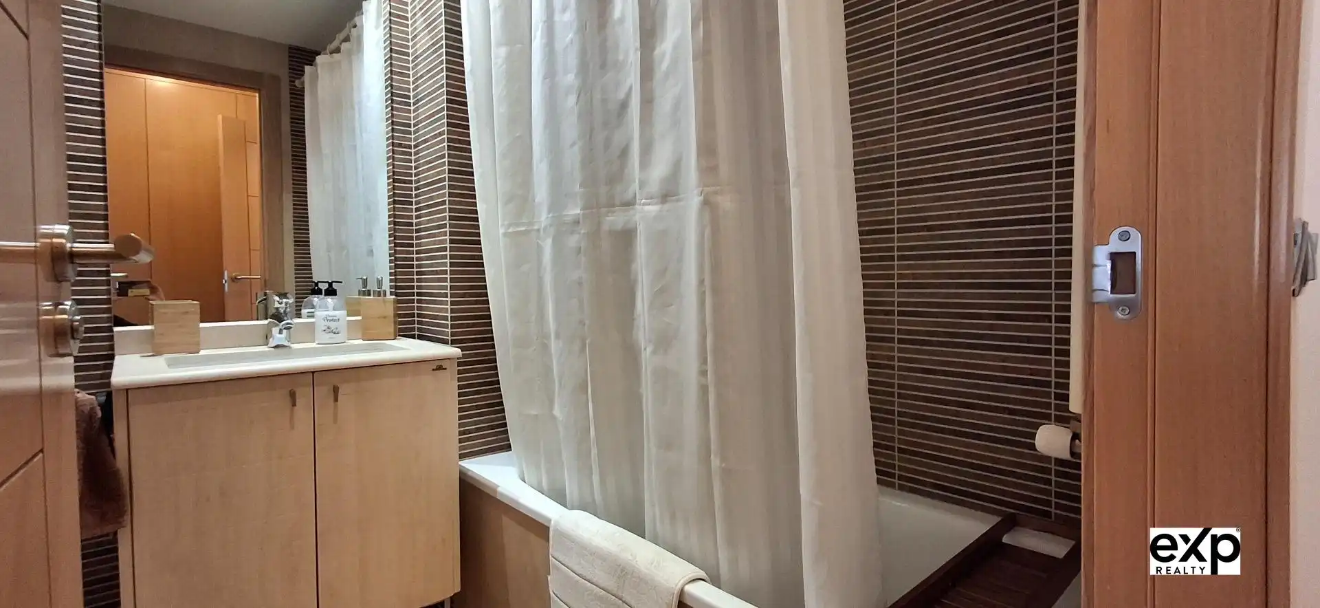 Bathroom of Apartments for rent in Madrid  with Air Conditioner, Heating and Private garden