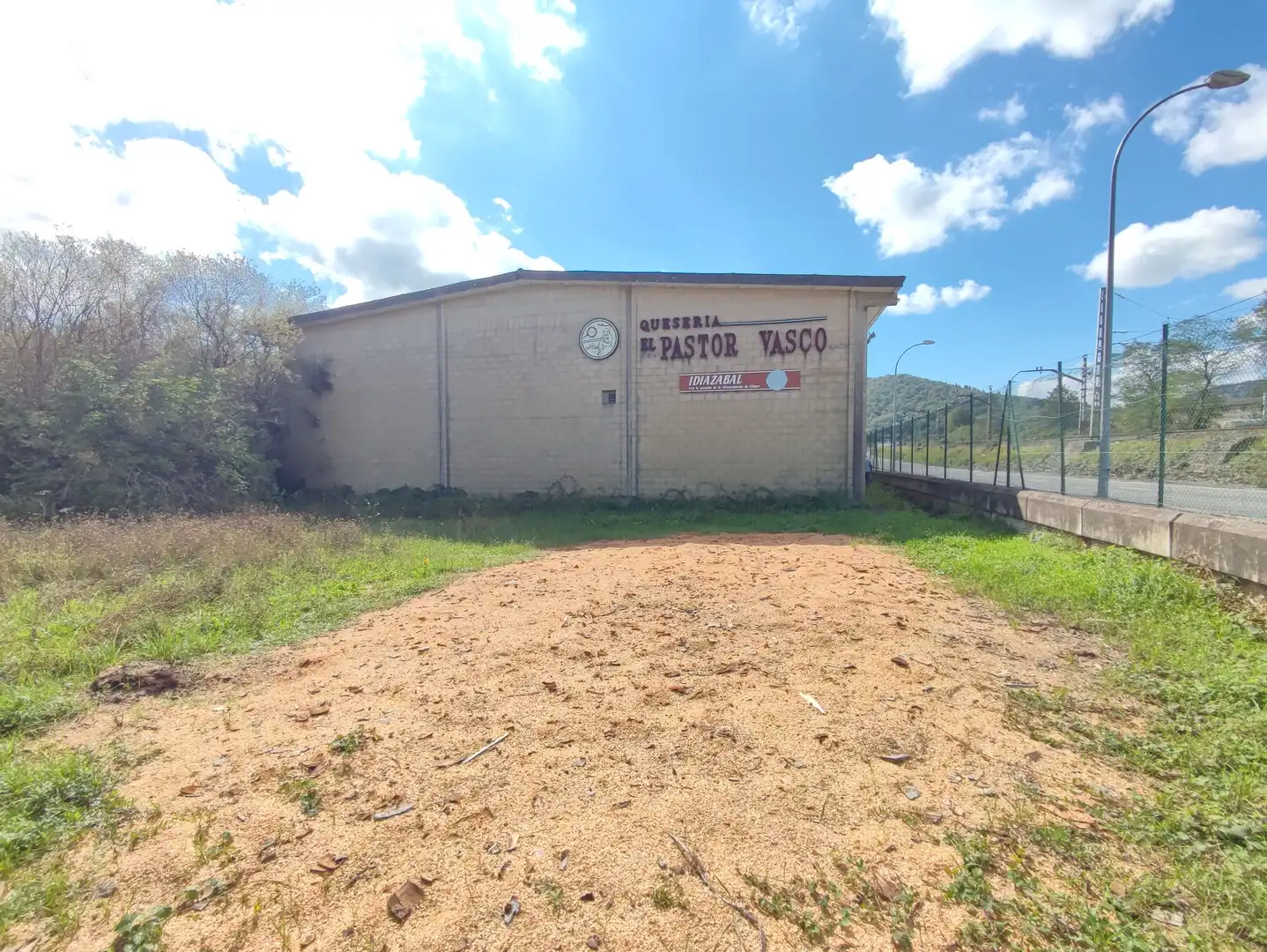Vista exterior de Nave industrial en venta en Urkabustaiz
