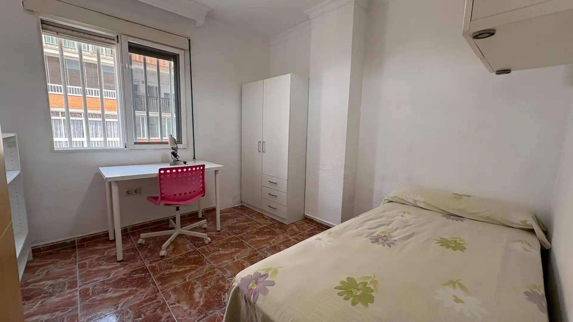 Habitación de Piso de alquiler en Málaga con Aire acondicionado, Amueblado y Balcón