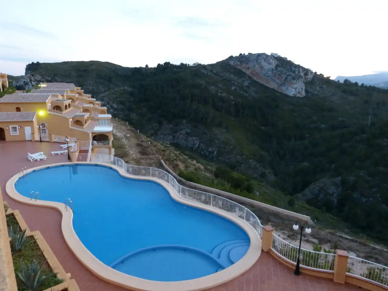 Schwimmbecken von Einfamilien-Reihenhaus zum Verkauf in Benitachell / El Poble Nou de Benitatxell mit Klimaanlage, Heizung und Terrasse