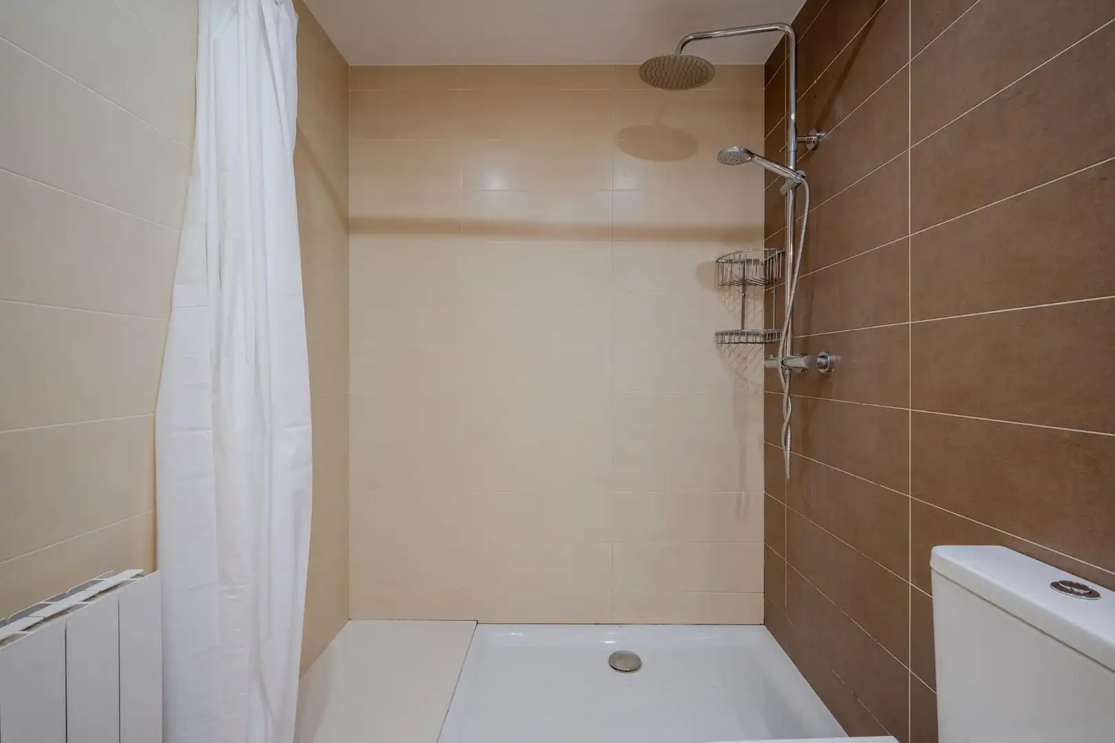 Badezimmer von Wohnung zur Miete in Salt