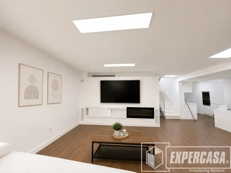 Sala d'estar de Casa o xalet en venda en Domeño amb Aire condicionat i Terrassa