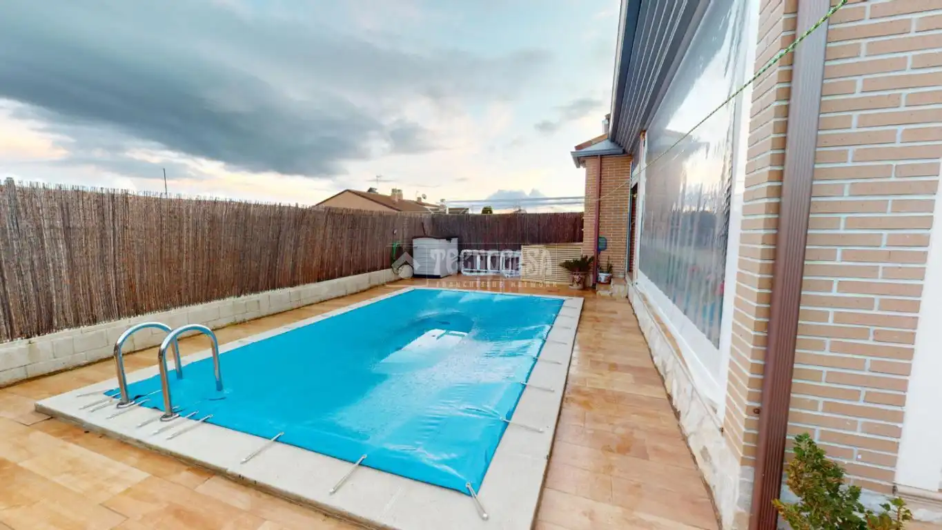Piscina de Casa adosada en venda en El Casar