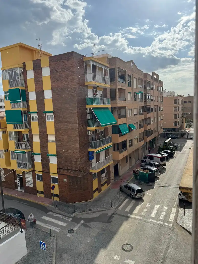 Vista exterior de Pis en venda en Guardamar del Segura amb Forn, Rentadora i Balcó