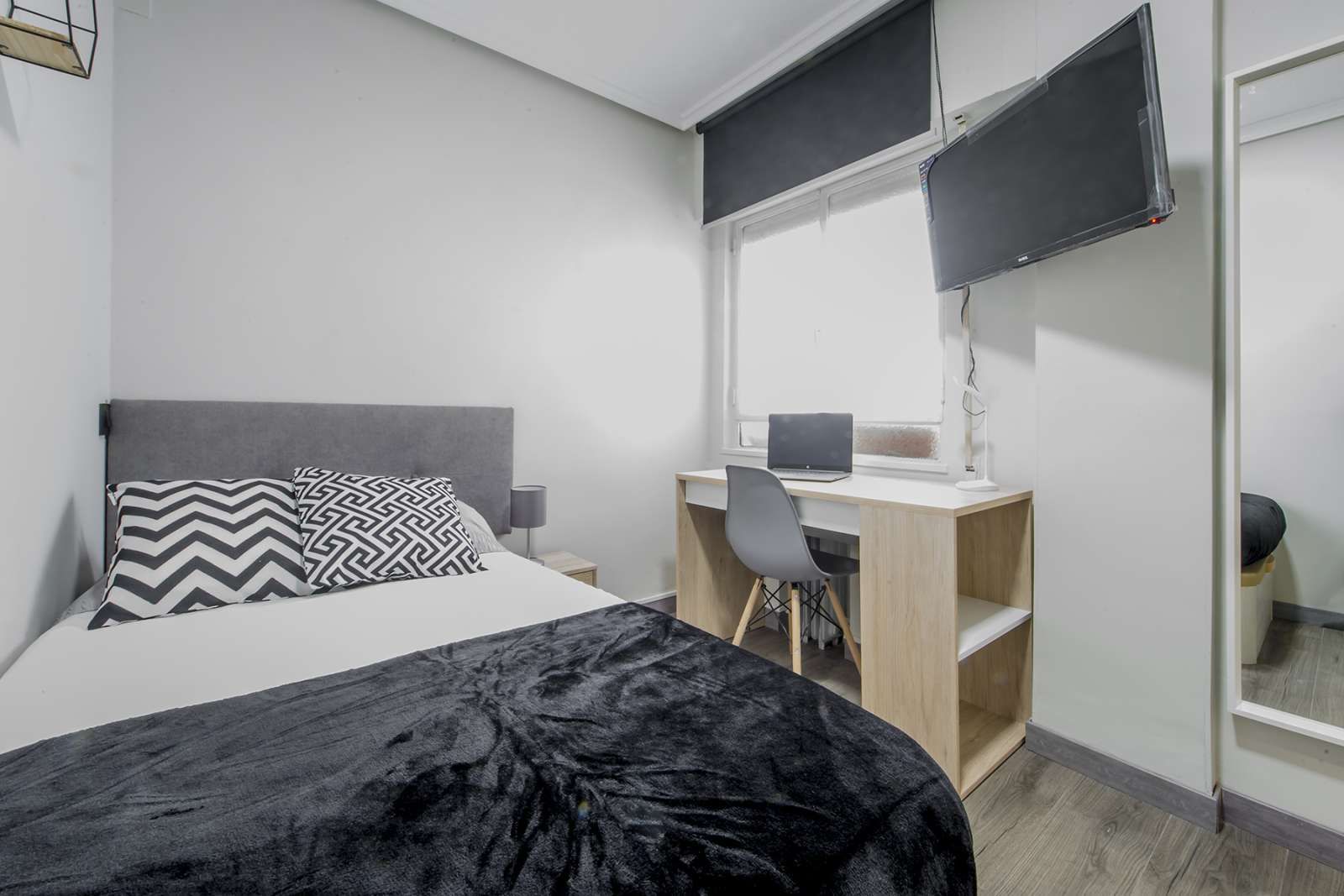 Bedroom of Flat to share in  Madrid Capital  with Air Conditioner and Terrace