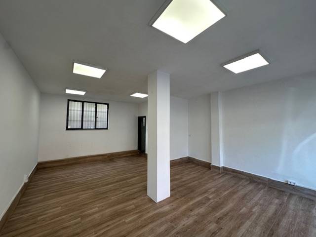 Local comercial en Alquiler en Sama - Calle La Nalona, 3 en Sama