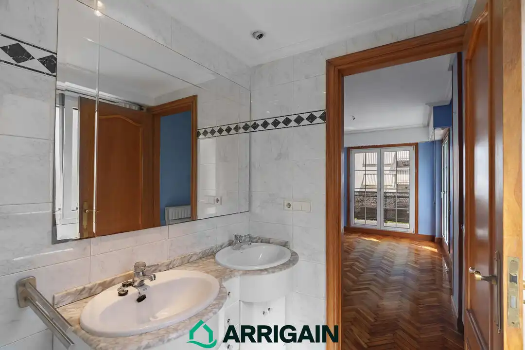 Baño de Piso en venta en Donostia - San Sebastián  con Calefacción, Terraza y Trastero