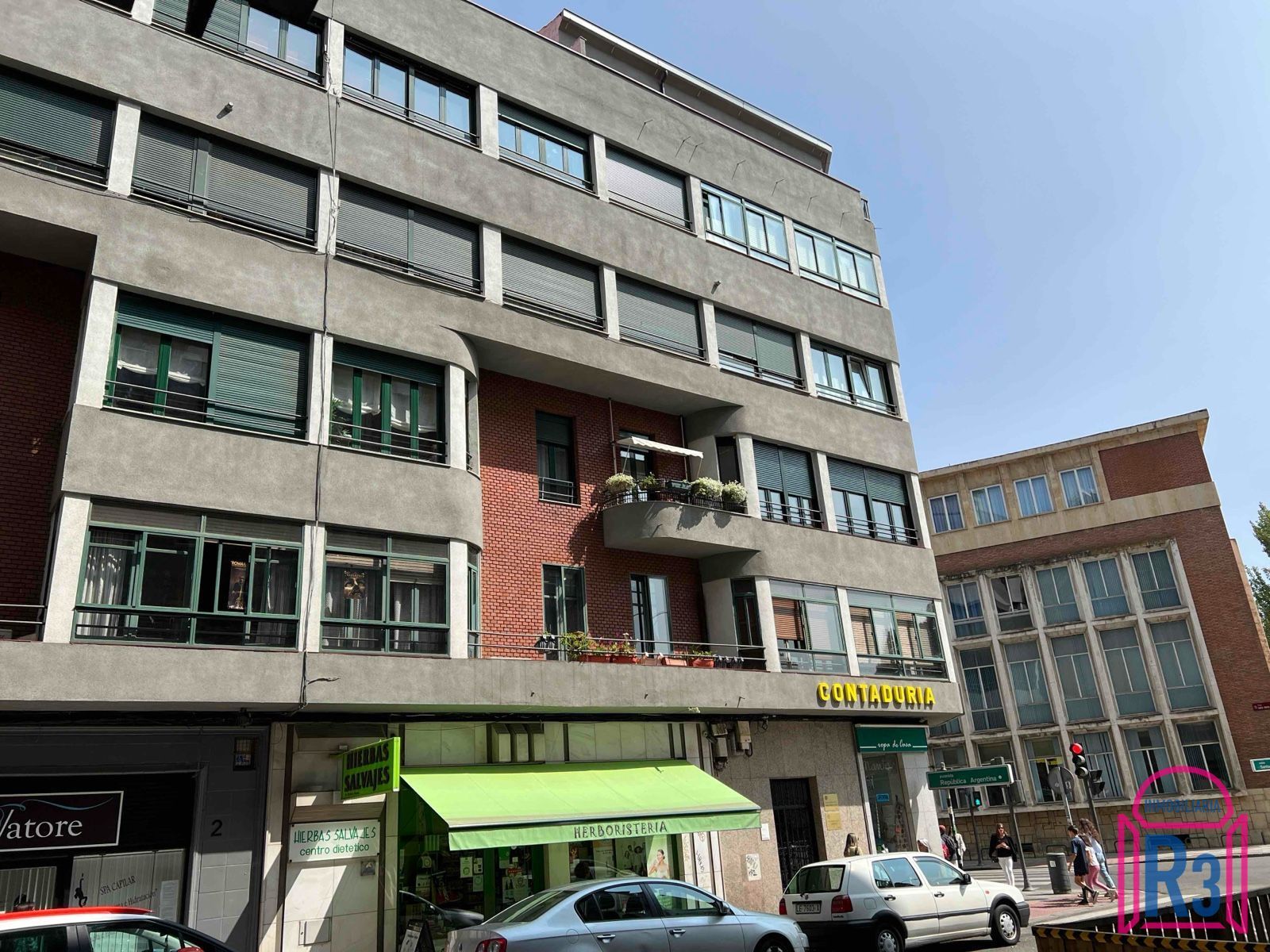 Vista exterior de Piso en venta en León Capital  con Calefacción, Terraza y Trastero