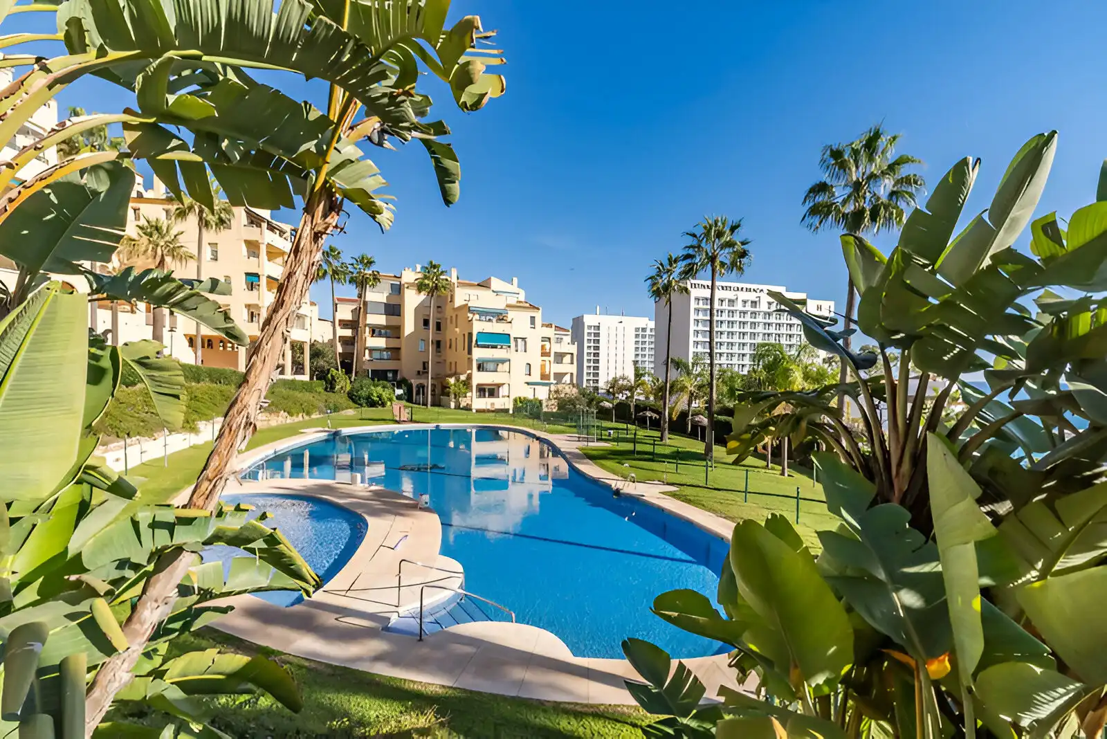 Piscina de Planta baja en venta en Benalmádena con Aire acondicionado, Terraza y Piscina