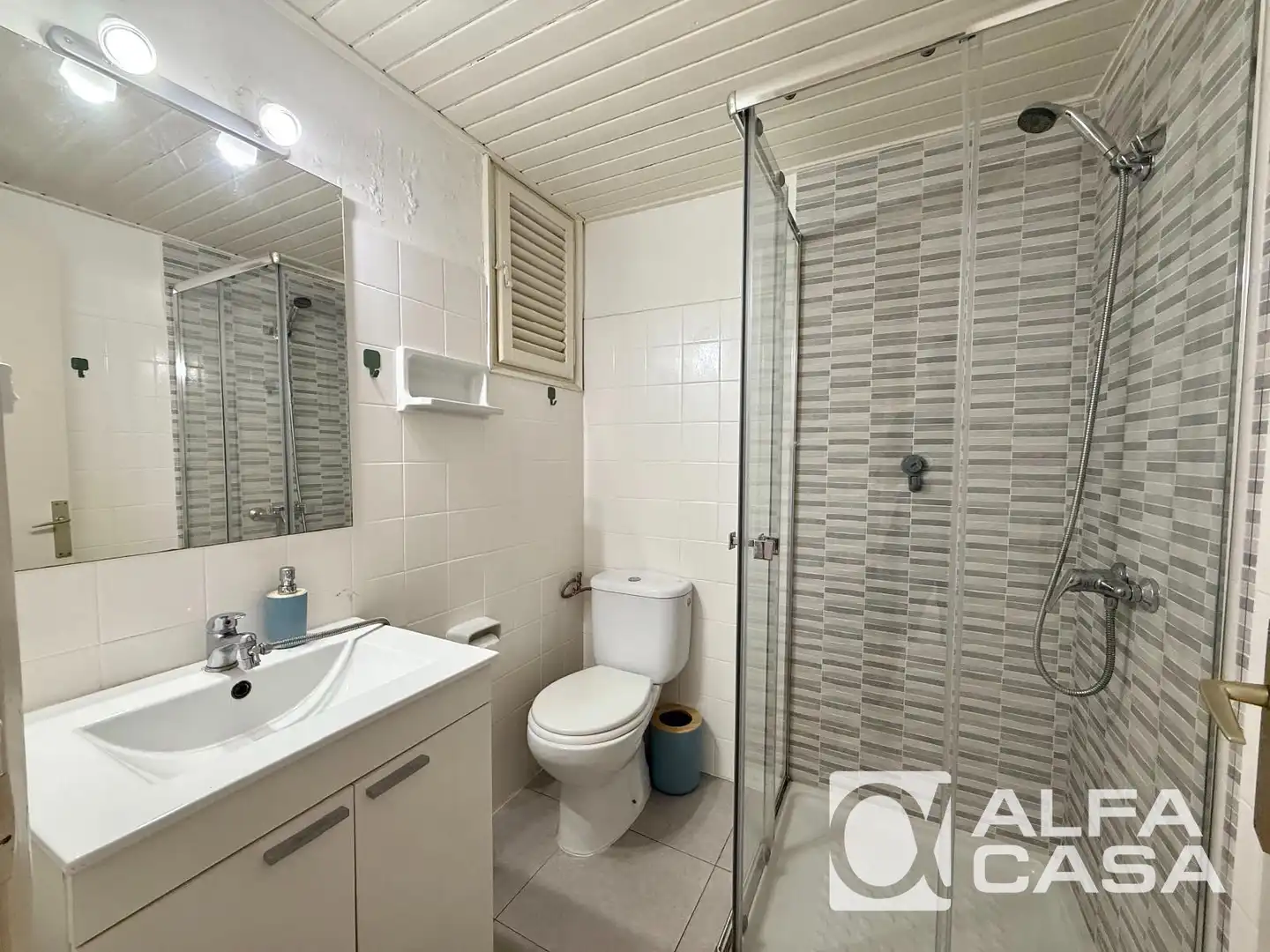 Badezimmer von Wohnung zum Verkauf in Lloret de Mar mit Parkett, Terrasse und Ofen