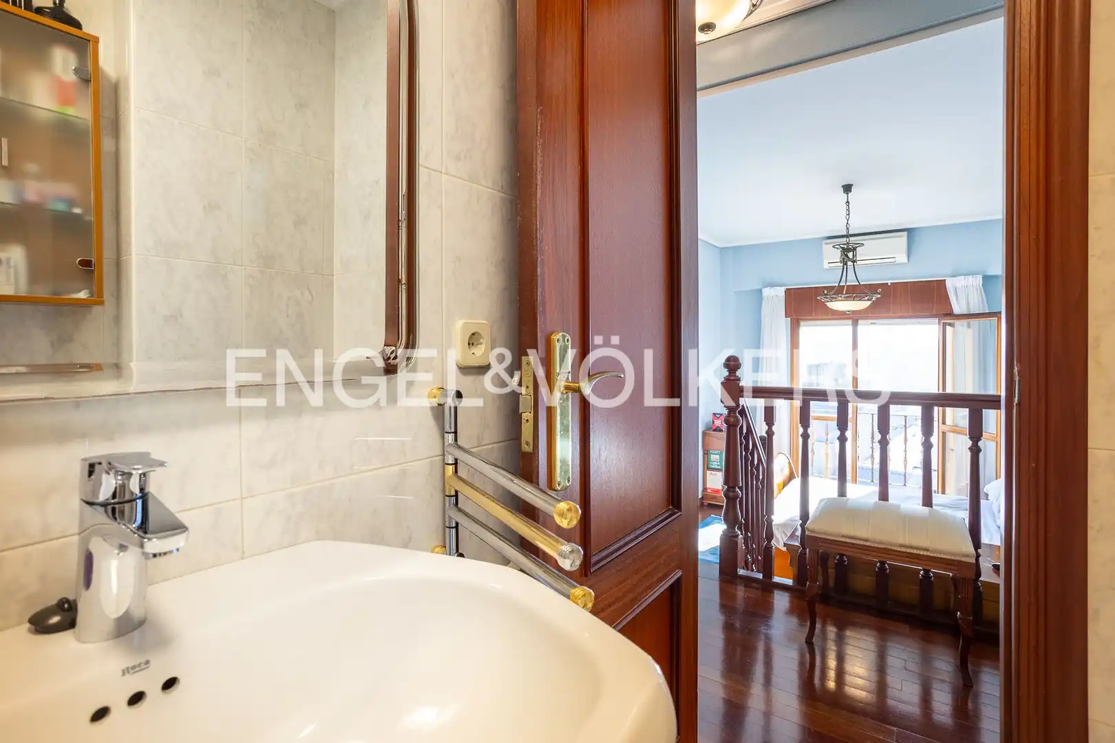 Einfamilien-Reihenhaus zum Verkauf in Santander mit Heizung, Privatgarten und Terrasse