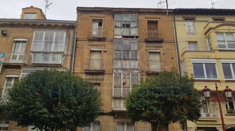 Edificio emblemático en plena calle Virgen De La Vega en Haro.