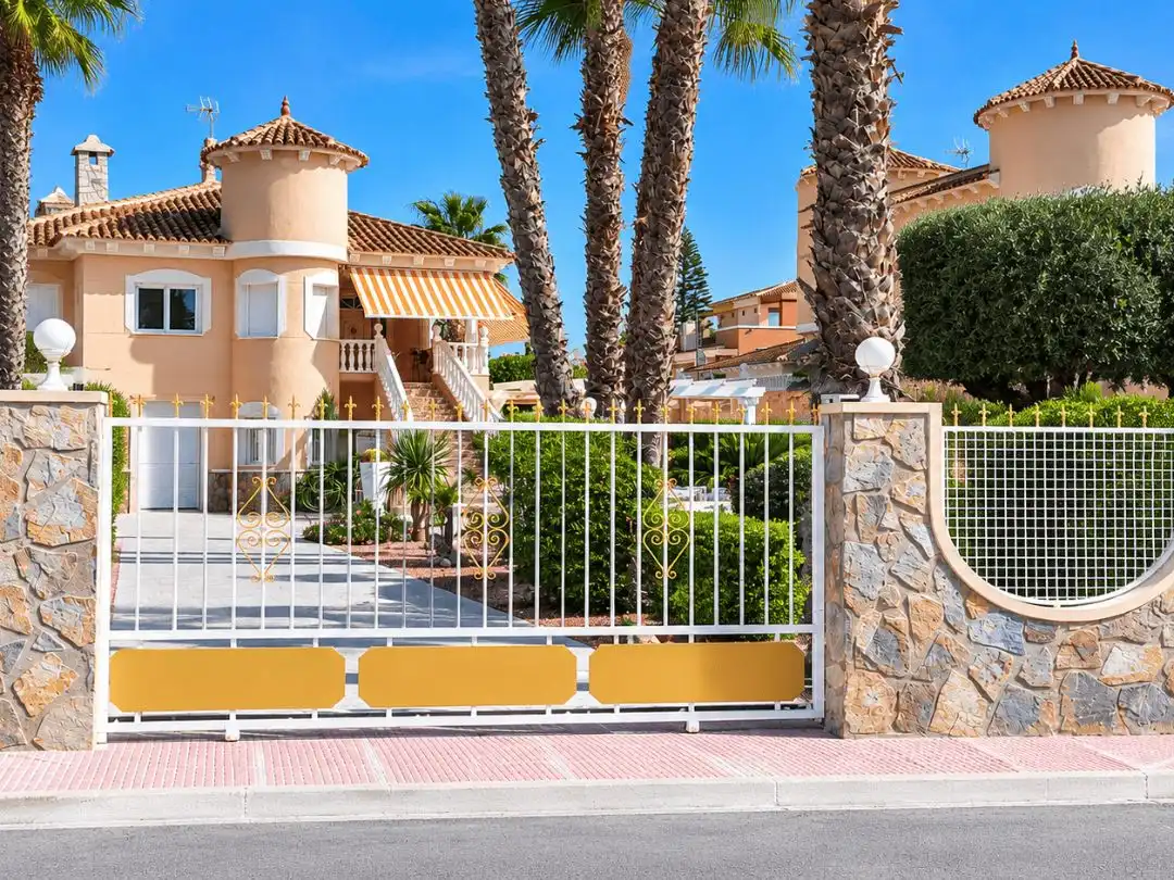 Vista exterior de Casa o xalet en venda en Benferri amb Aire condicionat, Terrassa i Piscina