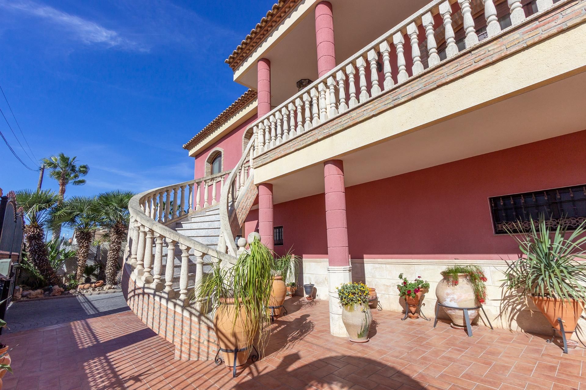 Vista exterior de Casa o xalet en venda en Orihuela amb Aire condicionat, Jardí privat i Terrassa