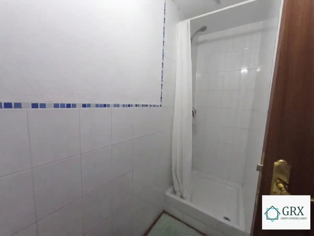 Badezimmer von Wohnung zur Miete in Granada mit Klimaanlage, Heizung und Terrasse