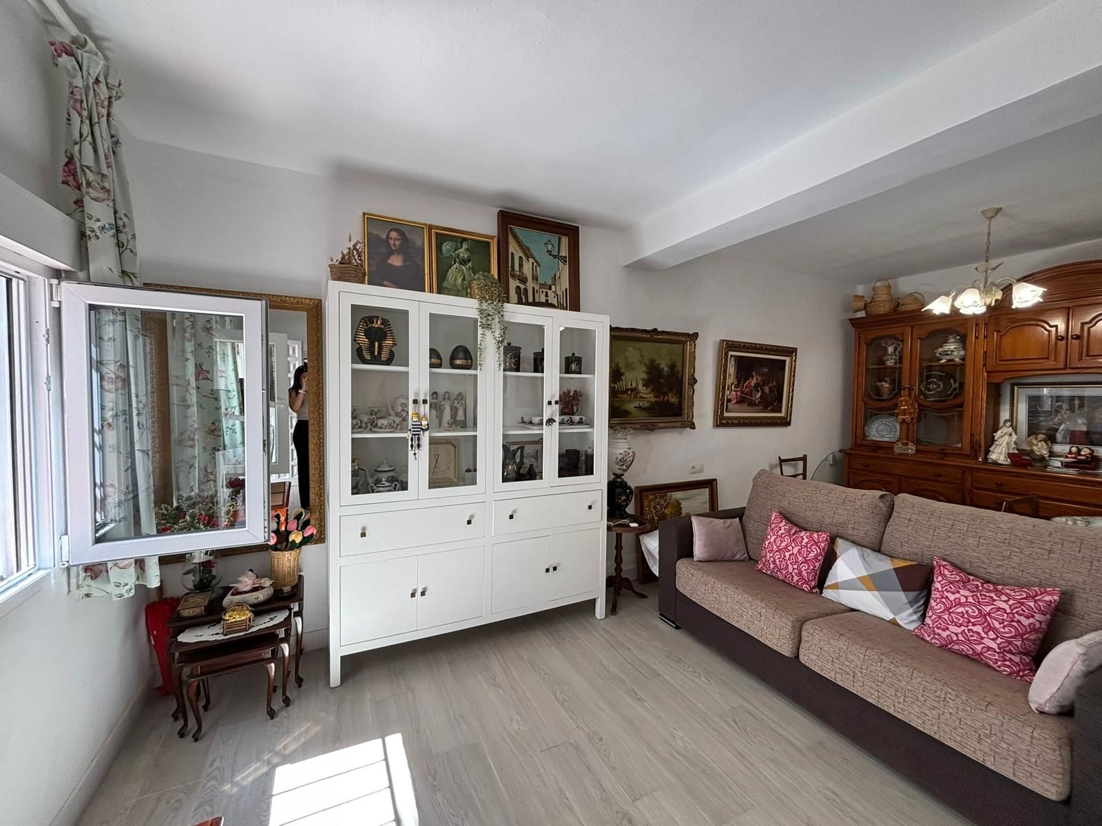 Sala d'estar de Casa adosada en venda en Benalmádena amb Terrassa i Moblat