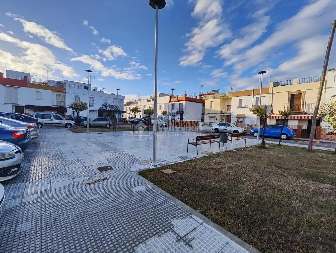 Vista exterior de Casa adosada en venda en Los Palacios y Villafranca amb Balcó