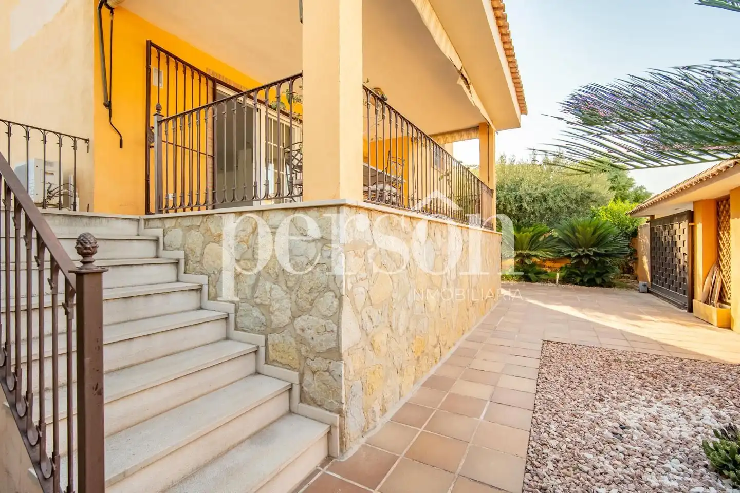 Terrassa de Casa o xalet en venda en La Pobla de Vallbona amb Aire condicionat, Calefacció i Jardí privat