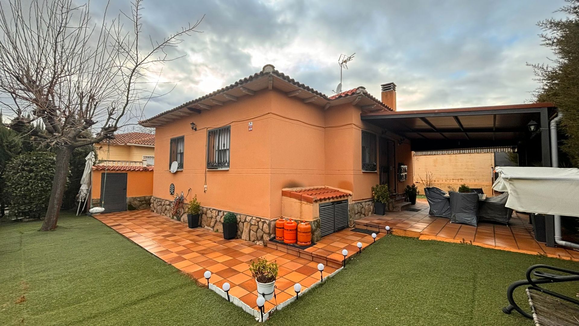 Vista exterior de Casa o xalet en venda en Loranca de Tajuña amb Calefacció, Jardí privat i Terrassa