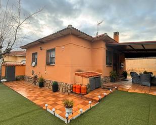 Vista exterior de Casa o xalet en venda en Loranca de Tajuña amb Calefacció, Jardí privat i Terrassa