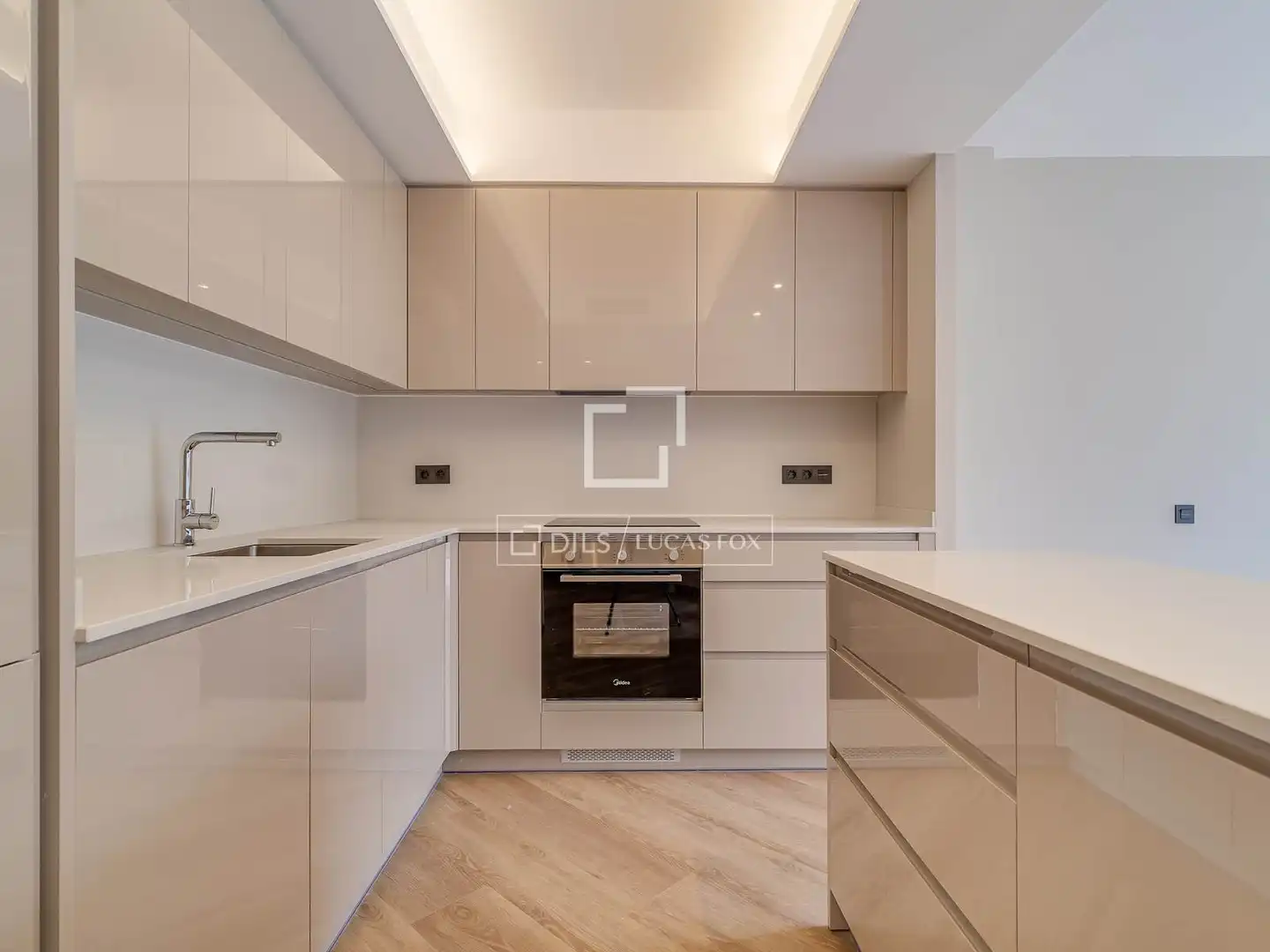 Kitchen of Flat for rent in Barcelona  with Air Conditioner and Parquet flooring