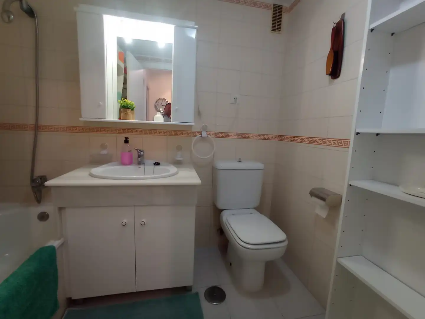 Badezimmer von Wohnung zur Miete in Fuengirola mit Klimaanlage, Terrasse und Möbliert