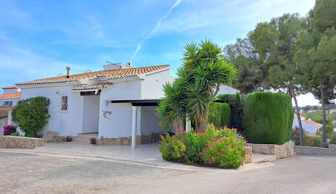 Außenansicht von Einfamilien-Reihenhaus zum Verkauf in Moraira