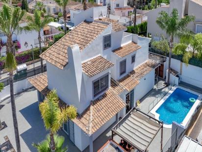 Vista exterior de Casa o xalet en venda en Benidorm amb Aire condicionat, Terrassa i Piscina