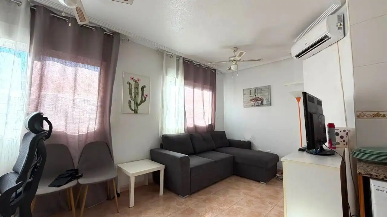Sala de estar de Apartamento en venta en Torrevieja con Aire acondicionado y Amueblado