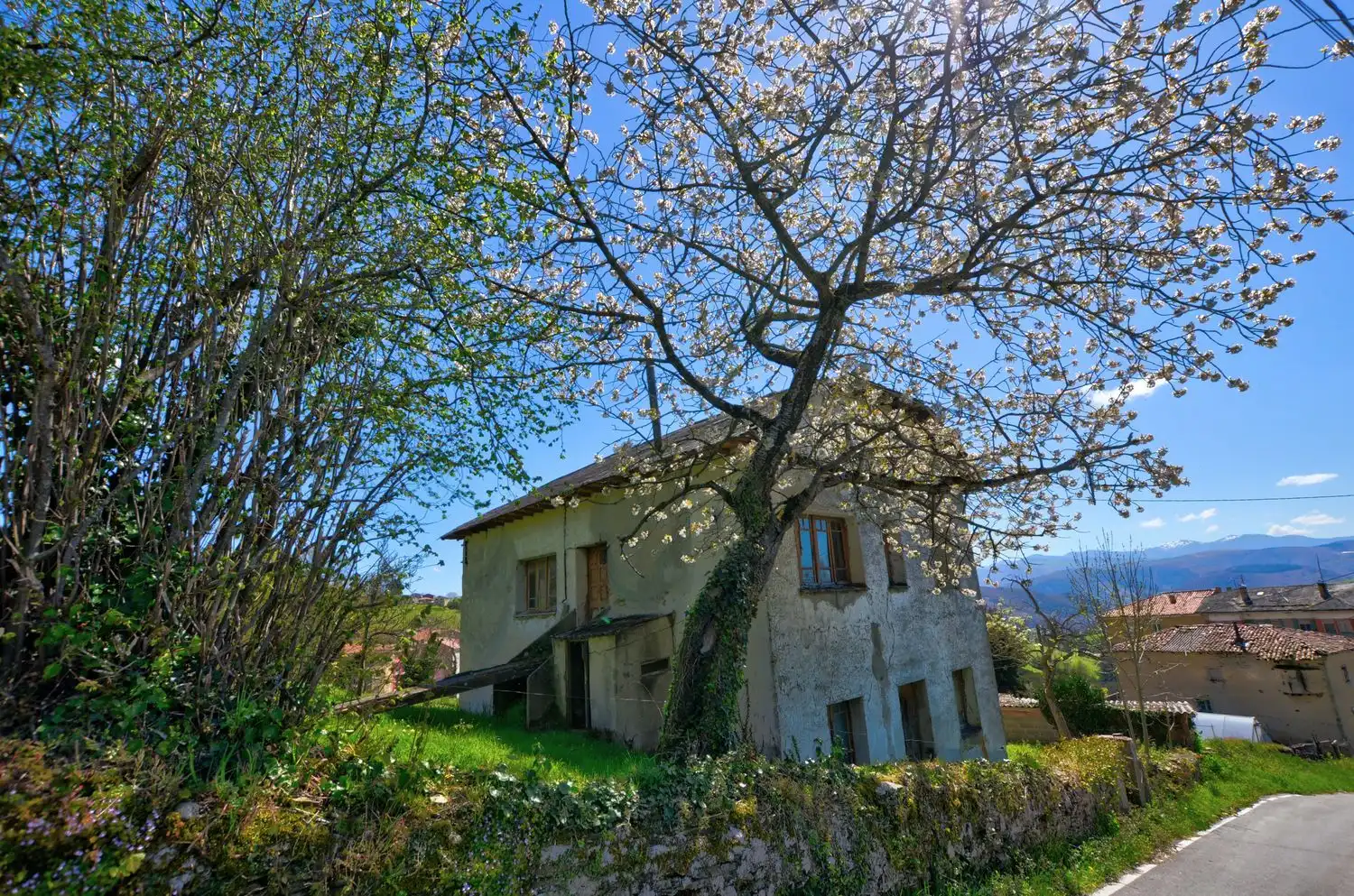 Außenansicht von Haus oder Chalet zum Verkauf in Tineo mit Schwimmbad
