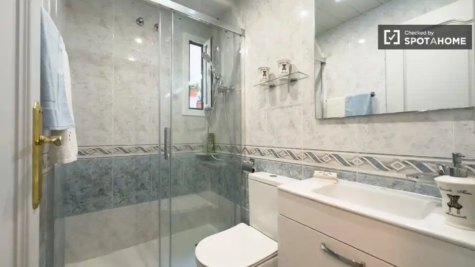 Baño de Piso de alquiler en Barcelona con Aire acondicionado, Calefacción y Amueblado