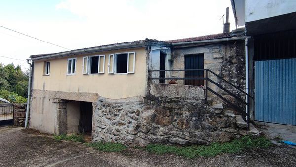 Vista exterior de Casa o xalet en venda en A Cañiza   amb Calefacció, Jardí privat i Terrassa