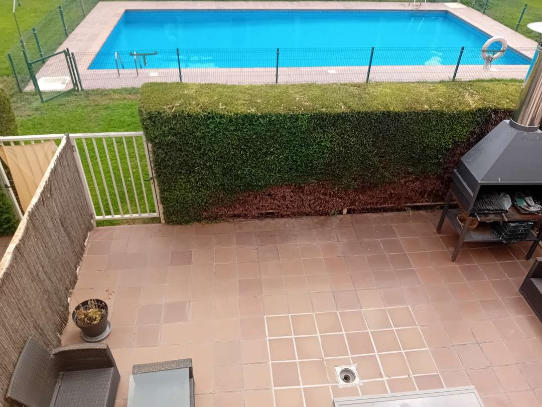 Piscina de Casa adosada en venda en Villamediana de Iregua amb Aire condicionat, Calefacció i Jardí privat